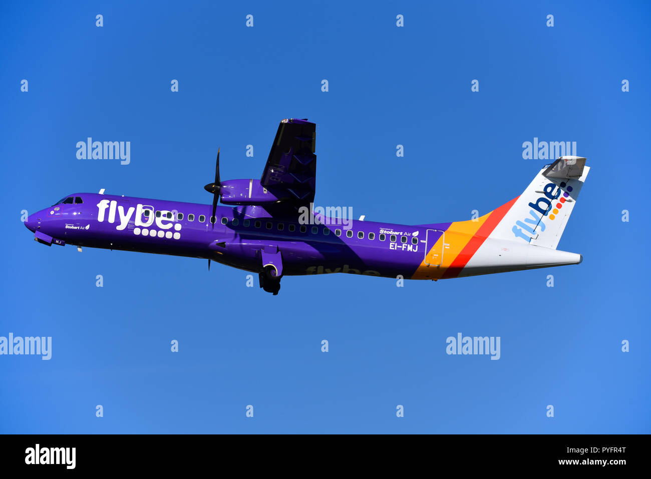 flybe ATR 72 -600 EI-FMJ Flugzeug startet in blauem Himmel vom Flughafen London Southend. Stobart Air Betrieb Stockfoto