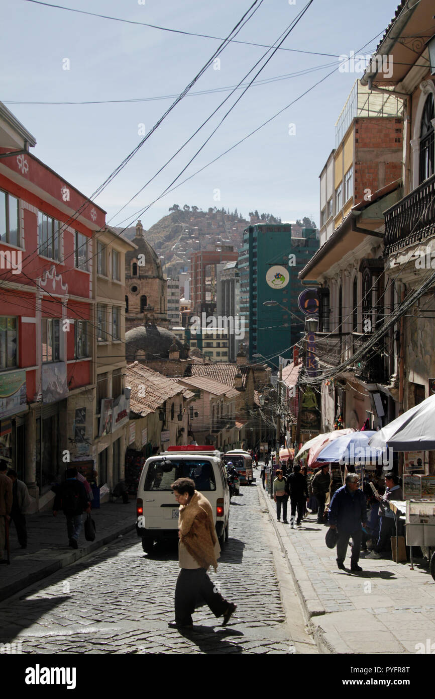 2. Juni 2016, - La Paz, Bolivien: die Menschen sind zu Fuß durch die Häuser auf den steilen Hängen von La Paz, Bolivien, die anspruchsvolle für Besucher aufgrund der a Stockfoto