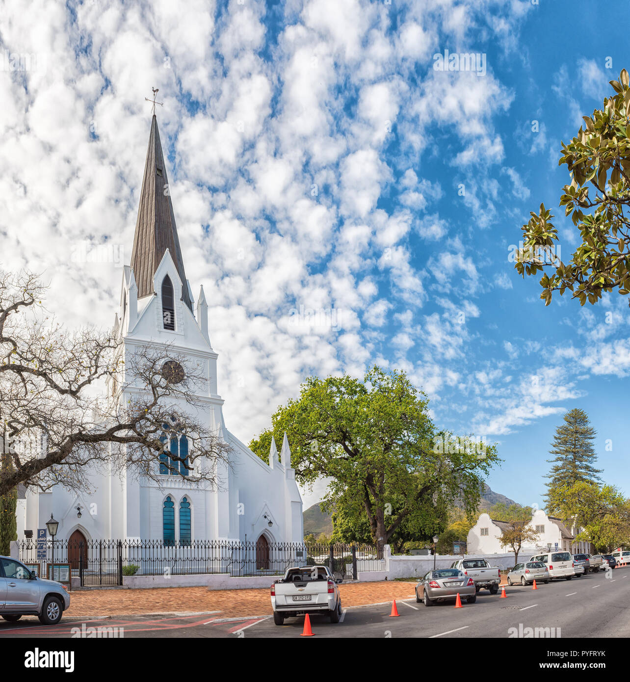 Stellenbosch, Südafrika, 15. AUGUST 2018: eine Straße Szene mit dem historischen holländischen reformierten Mutter Kirche in Stellenbosch Western Cape Provinc Stockfoto