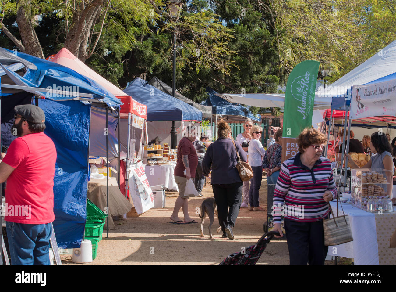 Menschen Surfen und Einkaufen am Wochenende Markt in Richmond in den westlichen Vororten von Sydney Australien Stockfoto