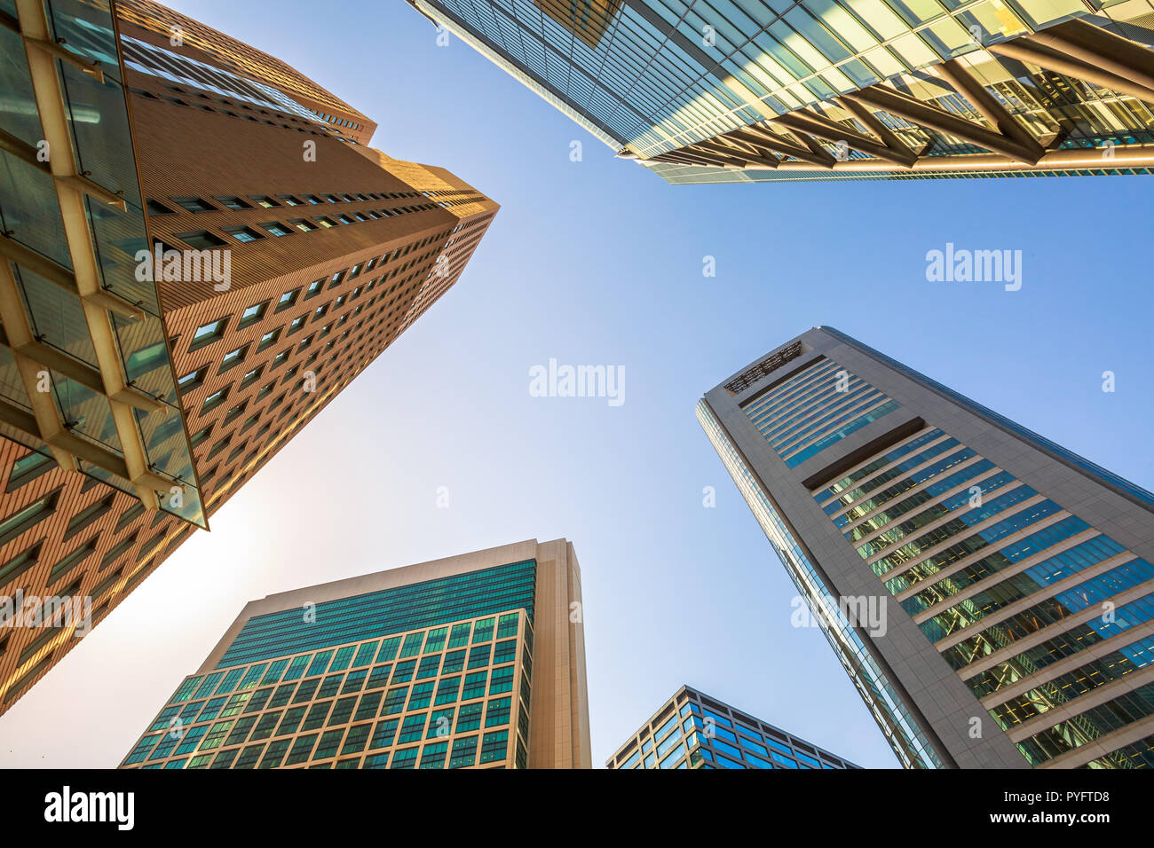 Tokyo, Japan - 20. April 2017: Sky High-rise Fassade Ansicht von unten. Panoramablick auf großem Betrachtungswinkel und Perspektive in Stahl hellen Hintergrund aus Glas Hochhäuser von Shiodome in Shimbashi. Abendlicht Stockfoto