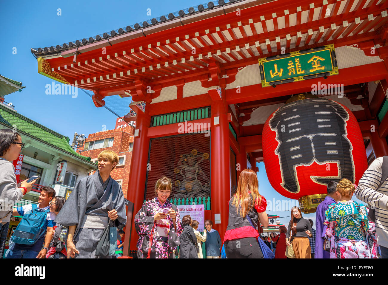 Tokyo, Japan - 19. April 2017: gedrängten Personen vor roten Riesen Laterne von Kaminarimon Präfektur Tor in Senso-ji, dem ältesten Tempel in Tokio Asakusa. Das japanische Wort der Laterne bedeutet DONNER TOR. Stockfoto