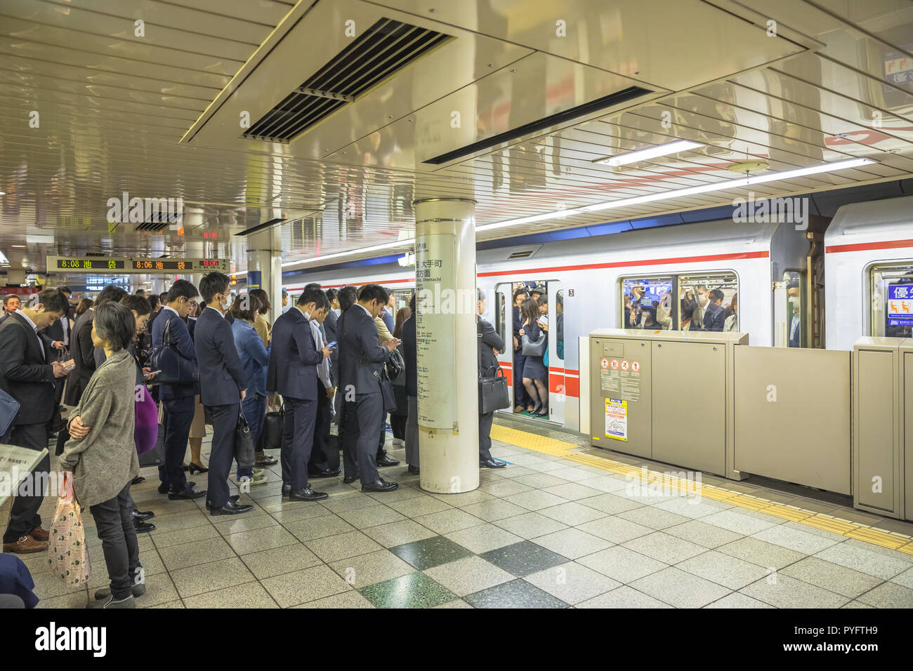 Tokyo, Japan - 17. April 2017: rush hour: Masse von Menschen warten auf der Marunouchi Linie, u-Bahn in Tokio in Shinjuku. Der Marunouchi Linie ist eine der belebtesten Bahnlinien in Tokio. Stockfoto