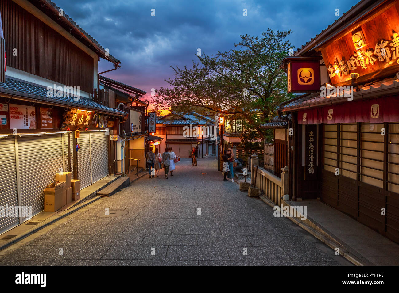 Kyoto, Japan - 24 April 2017: landschaftlich reizvolle und beliebte Ninen-Zaka in der Dämmerung, südlichen Higashiyama, eine Fußgängerzone und kulturelles Erbe mit Holzhäusern, traditionelle Geschäfte und Restaurants. Stockfoto