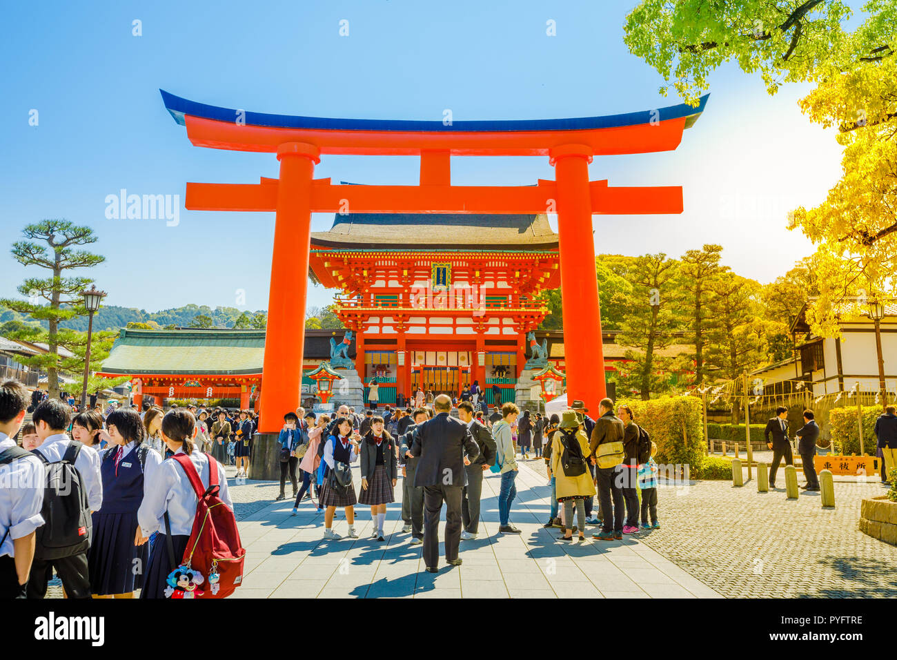 Kyoto, Japan - 28. April 2017: rote Torii Gates in Fushimi Inari Taisha mit Touristen und japanische Studenten. Fushimi Inari ist die wichtigste Shintō-Heiligtum. Stockfoto