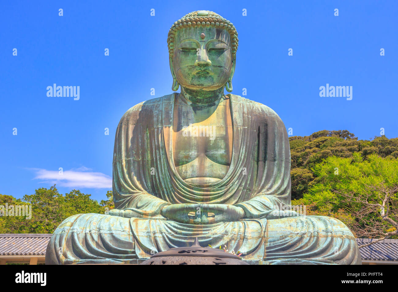 Big Buddha oder Daibutsu auf blauen Himmel, eine der größten Bronze Statue von Buddha Vairocana. Kotoku-in buddhistischen Tempel in Kamakura aus dem alten Japan, im Jahre 1252 gegossen. Stockfoto
