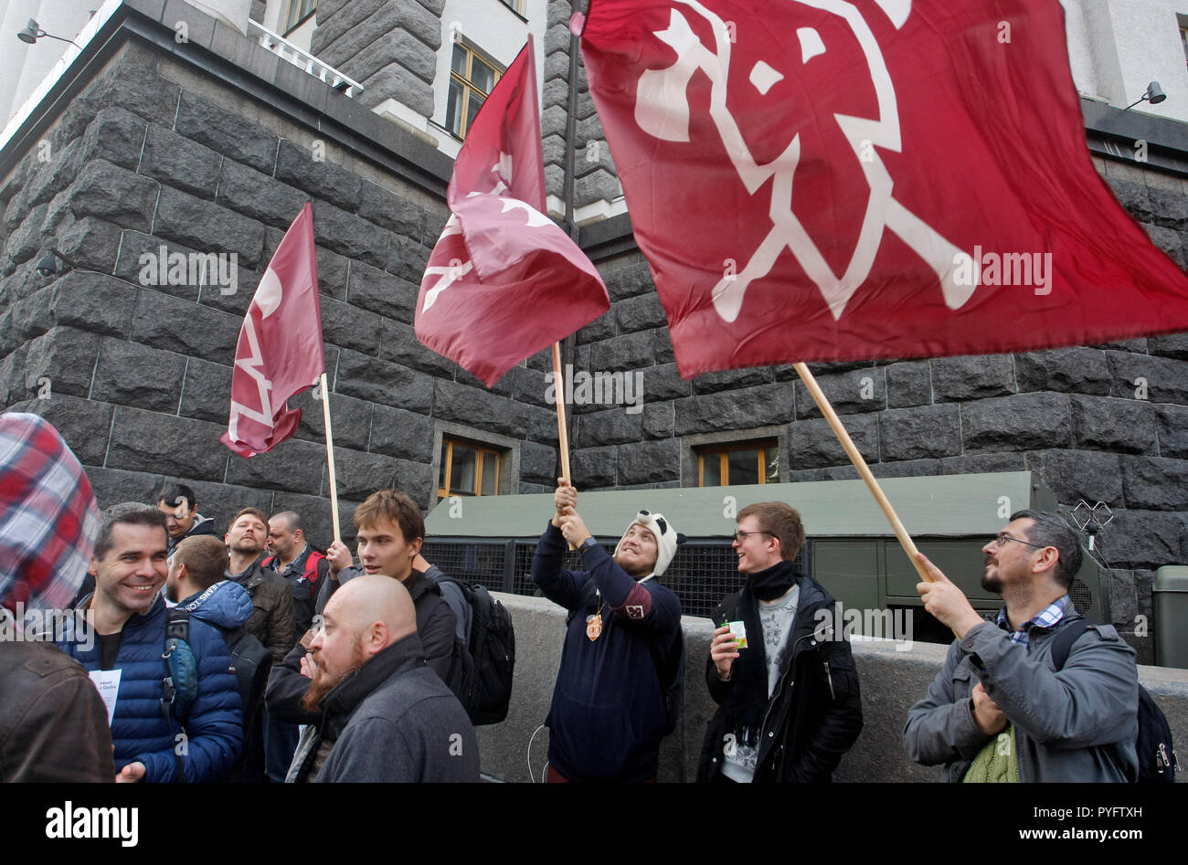 Die Demonstranten werden gesehen Holding flags während des Protestes. März von Liberty Rally 2018 für Cannabis, das an der Vorderseite des Kabinetts in der Innenstadt, wo eine Gruppe von Demonstranten für die Entkriminalisierung von Marihuana Raucher und ermöglicht die Verwendung von Marihuana durch medizinische gesammelt haben, sie fordern auch, dass Marihuana aus der harten Drogen aussortiert werden sollte. Stockfoto