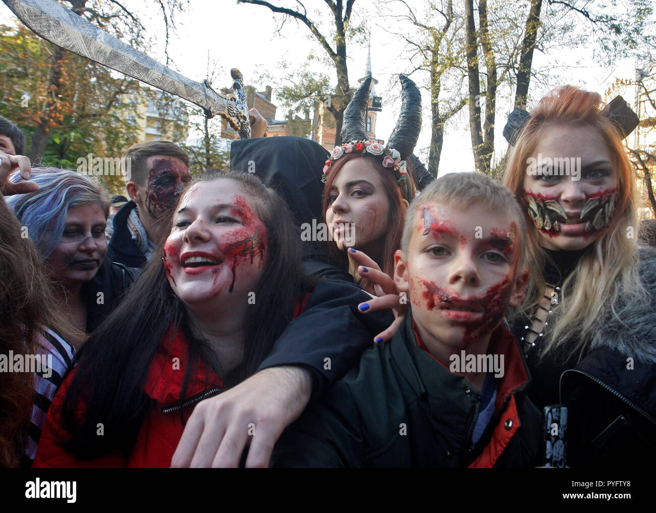 Die Menschen sind zu sehen in der Zombie Kostümen und Make-up während der Feierlichkeiten. Hunderte von Menschen marschierten durch die Straßen in der Innenstadt von Kiew, am Vorabend der Halloween zombie feiern. Stockfoto