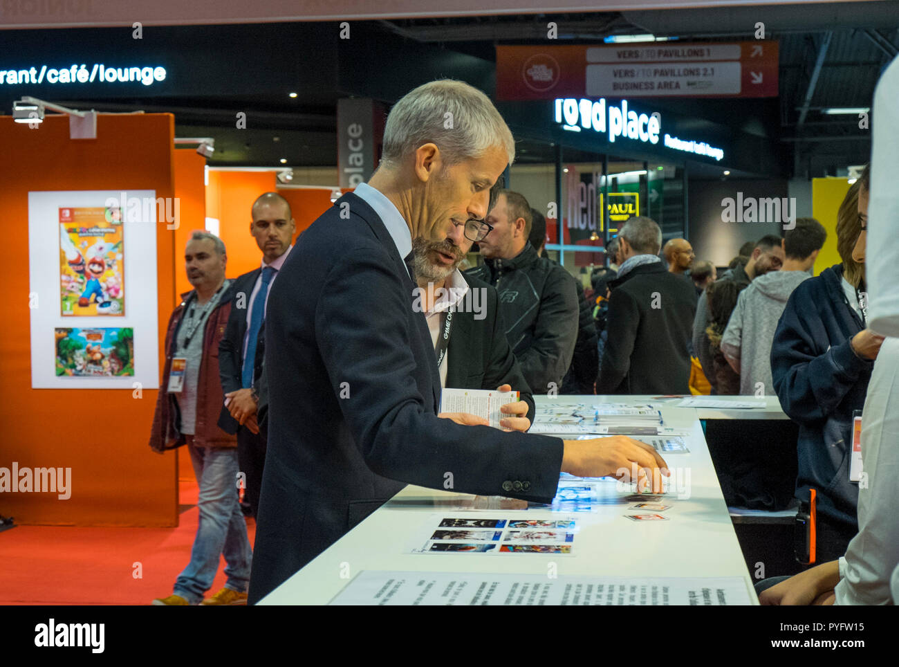 Franck Riester französischer Minister für Kultur gesehen, die in der Lounge (Anzeigen) während das Spiel fair. Die 2018 Paris Spiele Woche fair ist eine video Spiele Ausstellung von Versailles nach Paris. Stockfoto