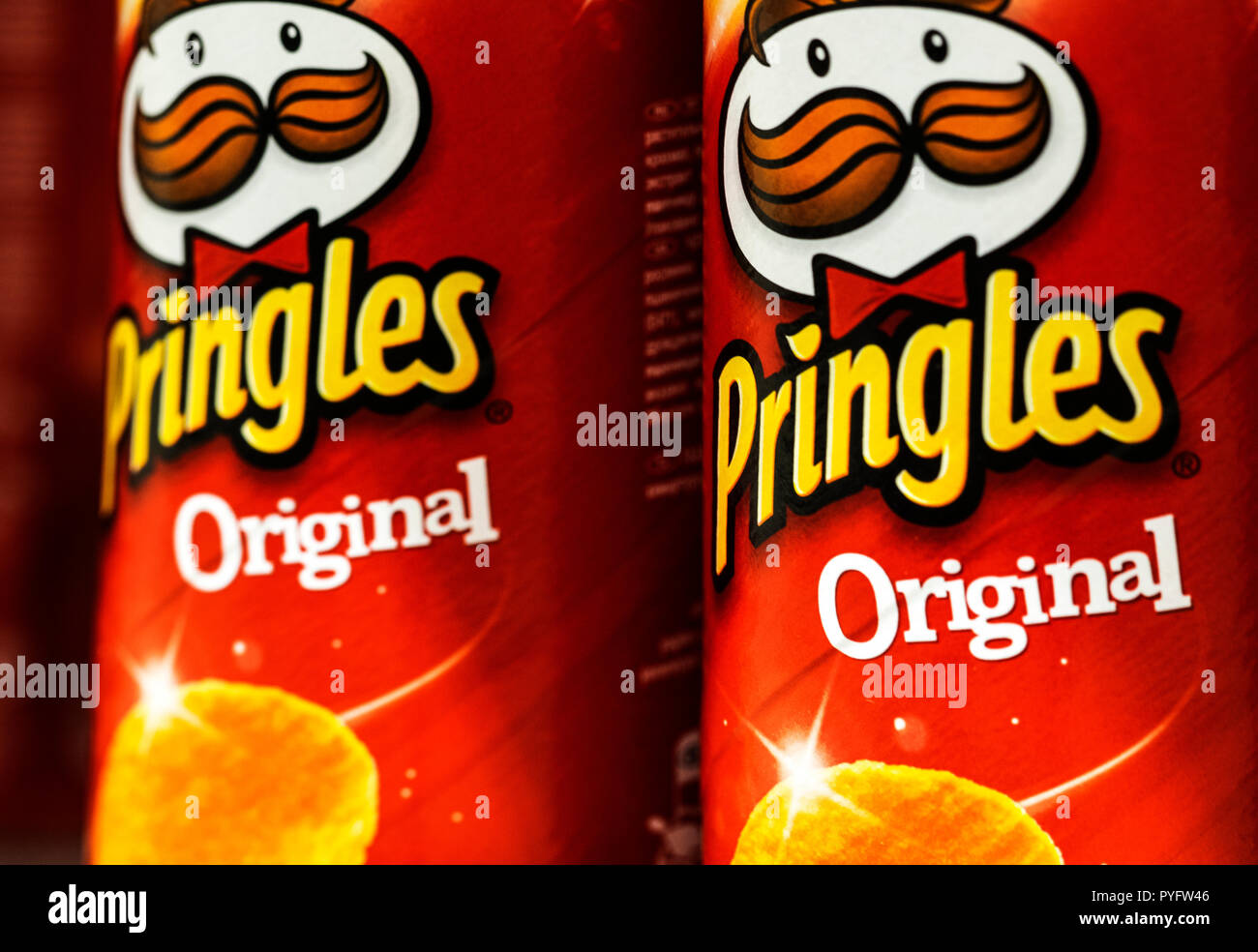 Pringles im Laden gesehen. Pringles ist eine amerikanische Marke der Kartoffel und Weizen-basierte STAPELBAR snack Chips. Ursprünglich von Procter & Gamble im Jahr 1967 entwickelt und vermarktet als "Pringle's Newfangled Kartoffel Chips", die Marke im Jahr 2012 Kellogg's verkauft wurde. Stockfoto