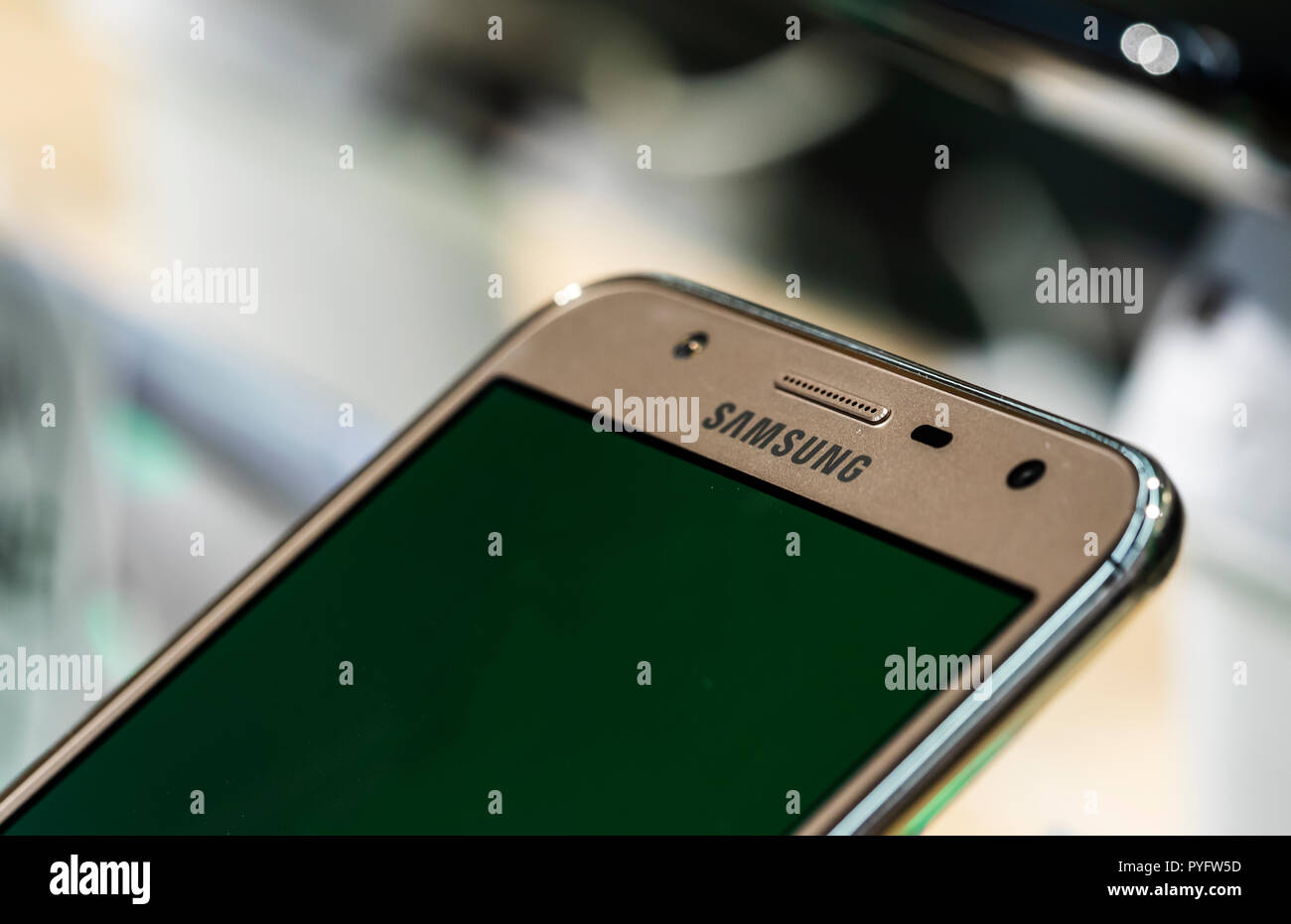 Samsung Galaxy Handy gesehen im Store angezeigt. Stockfoto