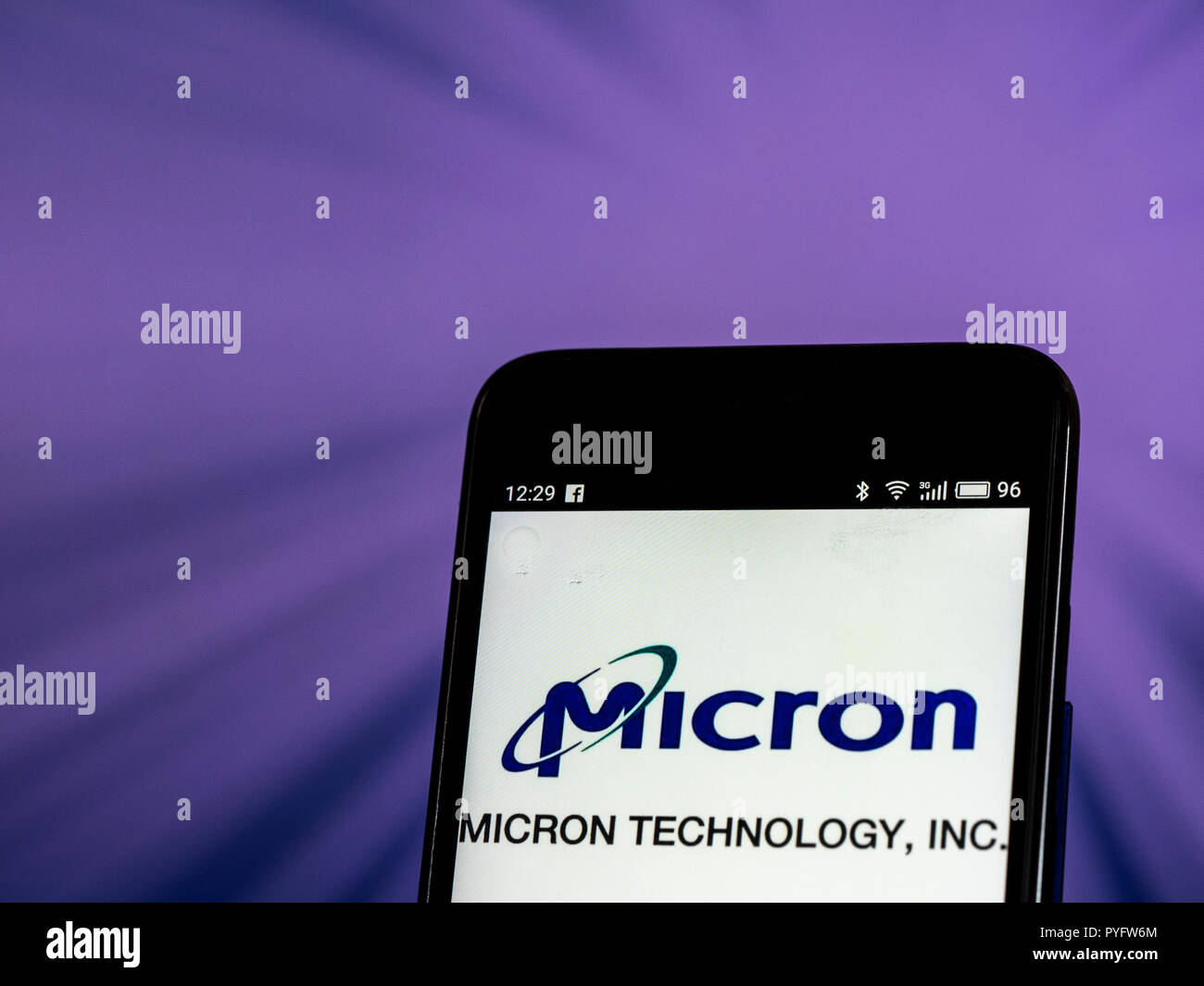 Micron Technology Corporation Logo auf dem Smartphone angezeigt. Micron Technology, Inc. ist eine US-amerikanische global Corporation. Das Unternehmen produziert viele Formen von Halbleiterbauelementen, einschließlich Dynamic Random Access Memory, Flash-Speicher, und Solid-State-Festplatten. Die Produkte werden unter den Marken entscheidend und Ballistix vermarktet. Stockfoto