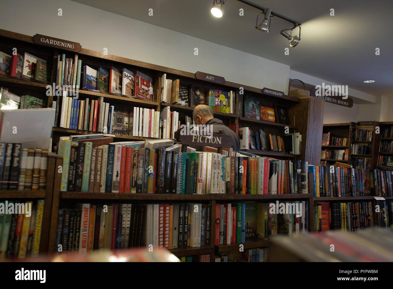 Man liest in einer Buchhandlung in Washington Depot, Connecticut, einem typischen Neu-England Stadt. Stockfoto