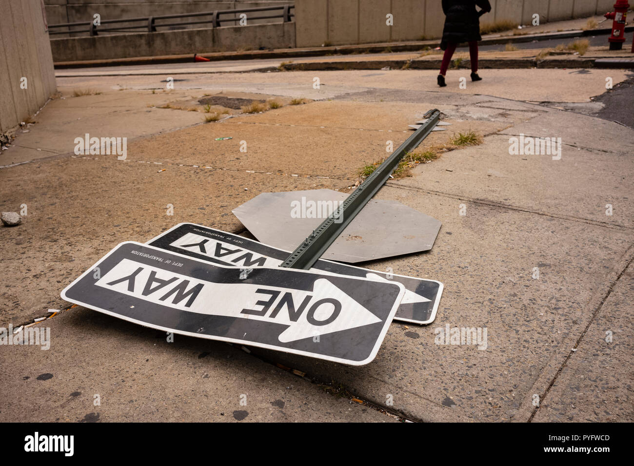 Gefallenen Verkehrszeichen auf einer konkreten Bürgersteig Straße Ecke in der Küche der Nachbarschaft der Hölle von New York City. Stockfoto