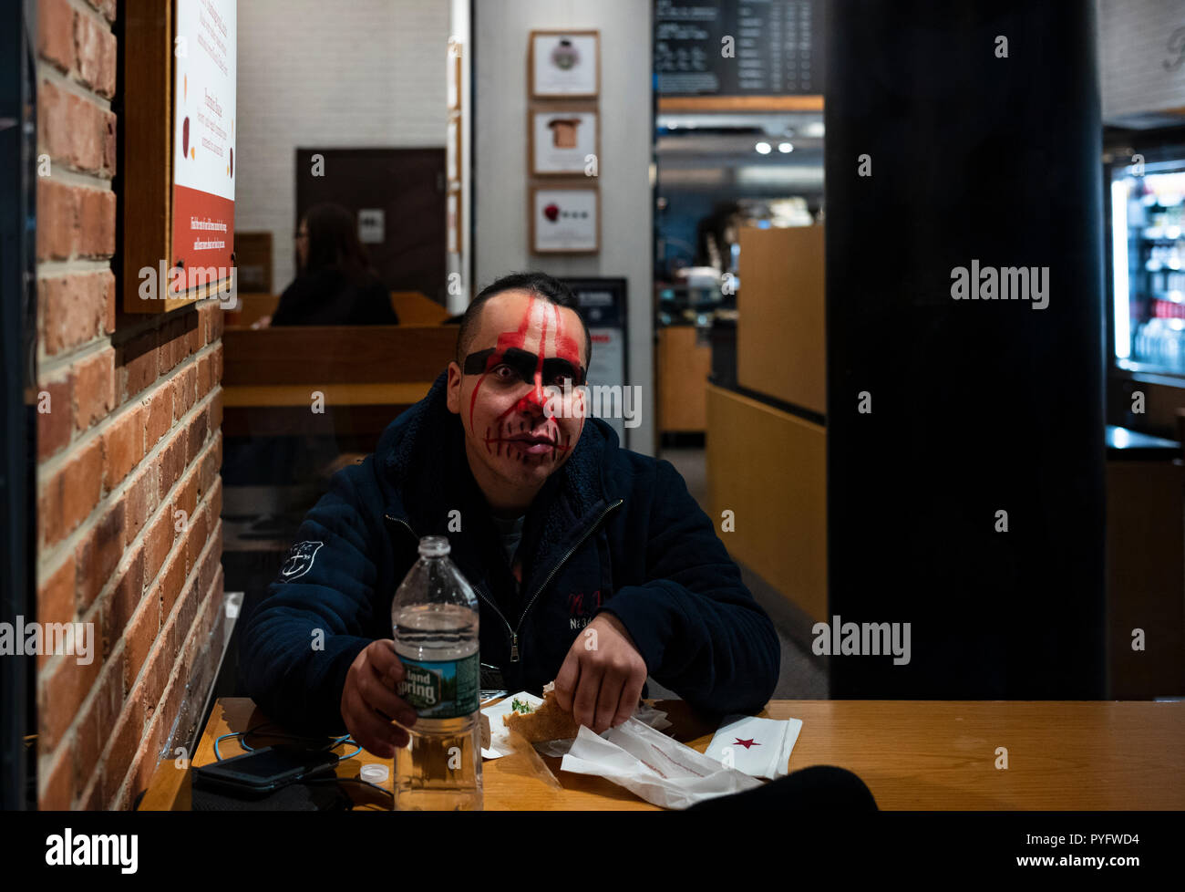 Mann, Make-up, essen Abendessen in einem Mid-town Manhattan Restaurant. Stockfoto