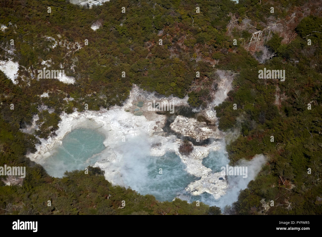 Dampfenden See in der Nähe von waiotapu Thermal Area, in der Nähe von Rotorua, North Island, Neuseeland - Antenne Stockfoto