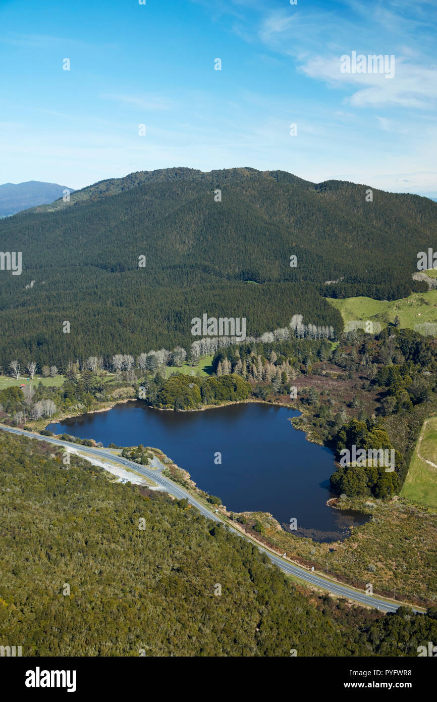 See Ngahewa, in der Nähe von Rotorua, North Island, Neuseeland - Antenne Stockfoto