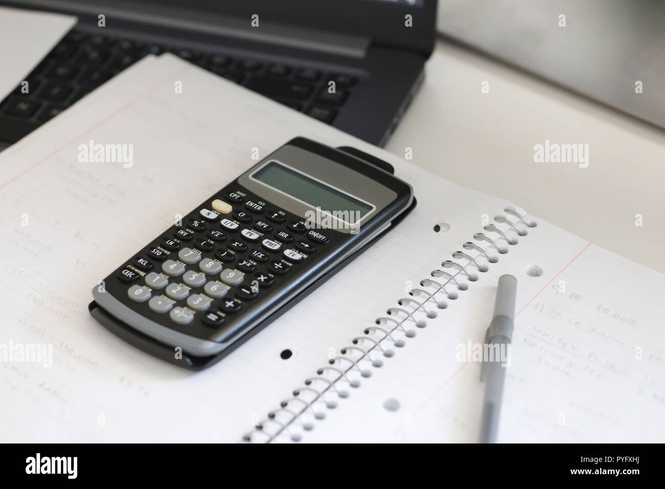Mathe Hausaufgaben. Notebook und Rechner. Stockfoto