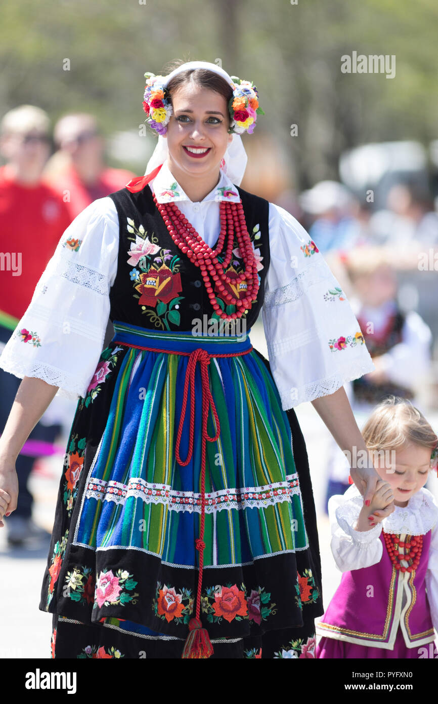 Chicago, Illinois, USA - Mai 5, 2018: der polnischen Verfassung Day Parade, polnische Frau in traditioneller Kleidung die Hand eines Kindes walkin Stockfoto