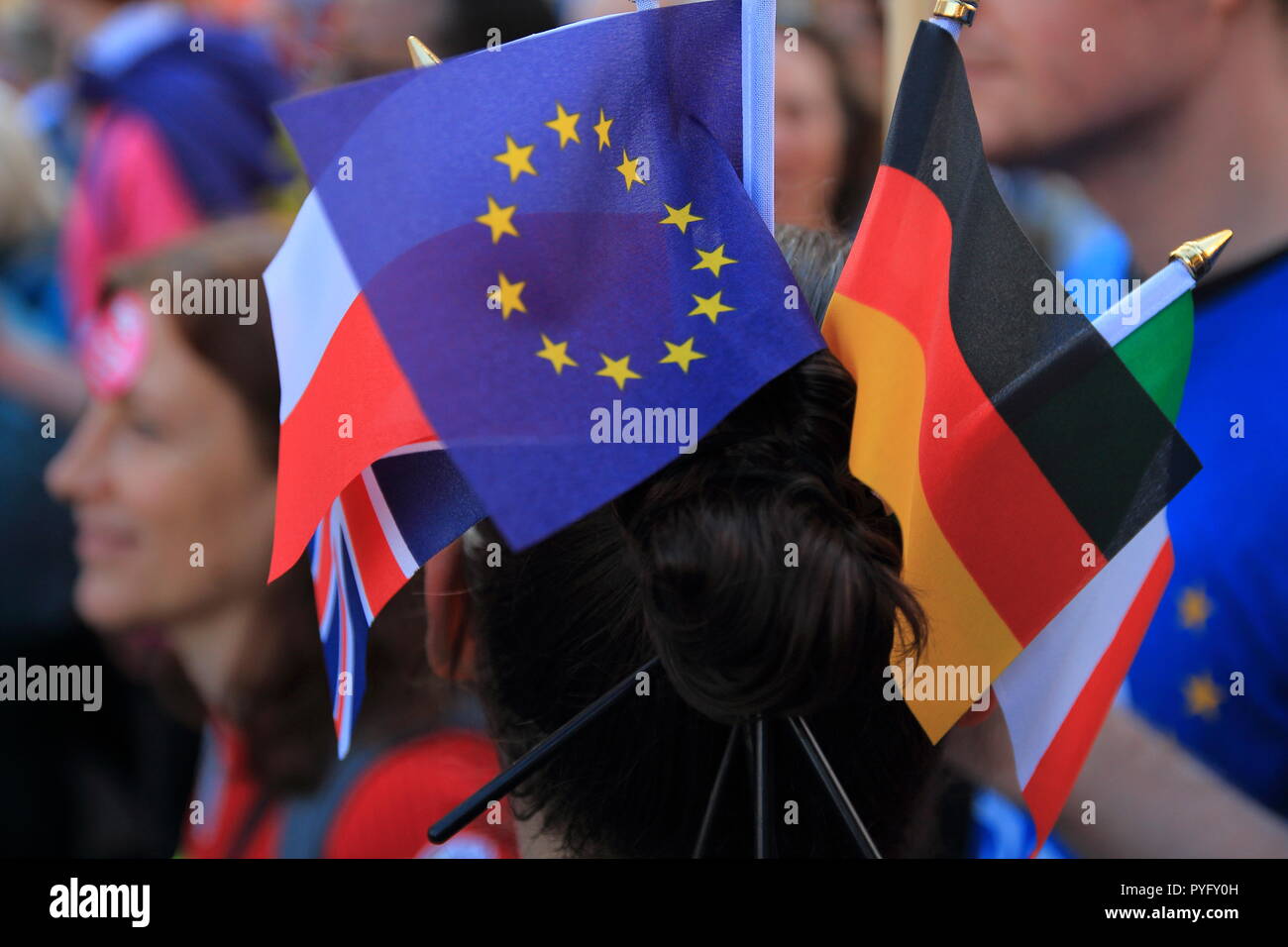 Fahnen der europäischen Länder zu den Mädchen twisted Haarschopf befestigt Stockfoto