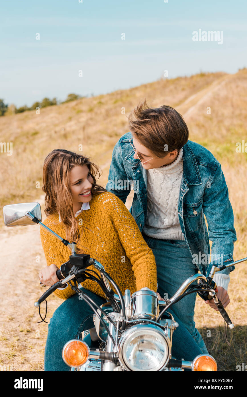 Junges Paar sitzen auf dem Motorrad und bei jedem anderen lächelnd Stockfoto