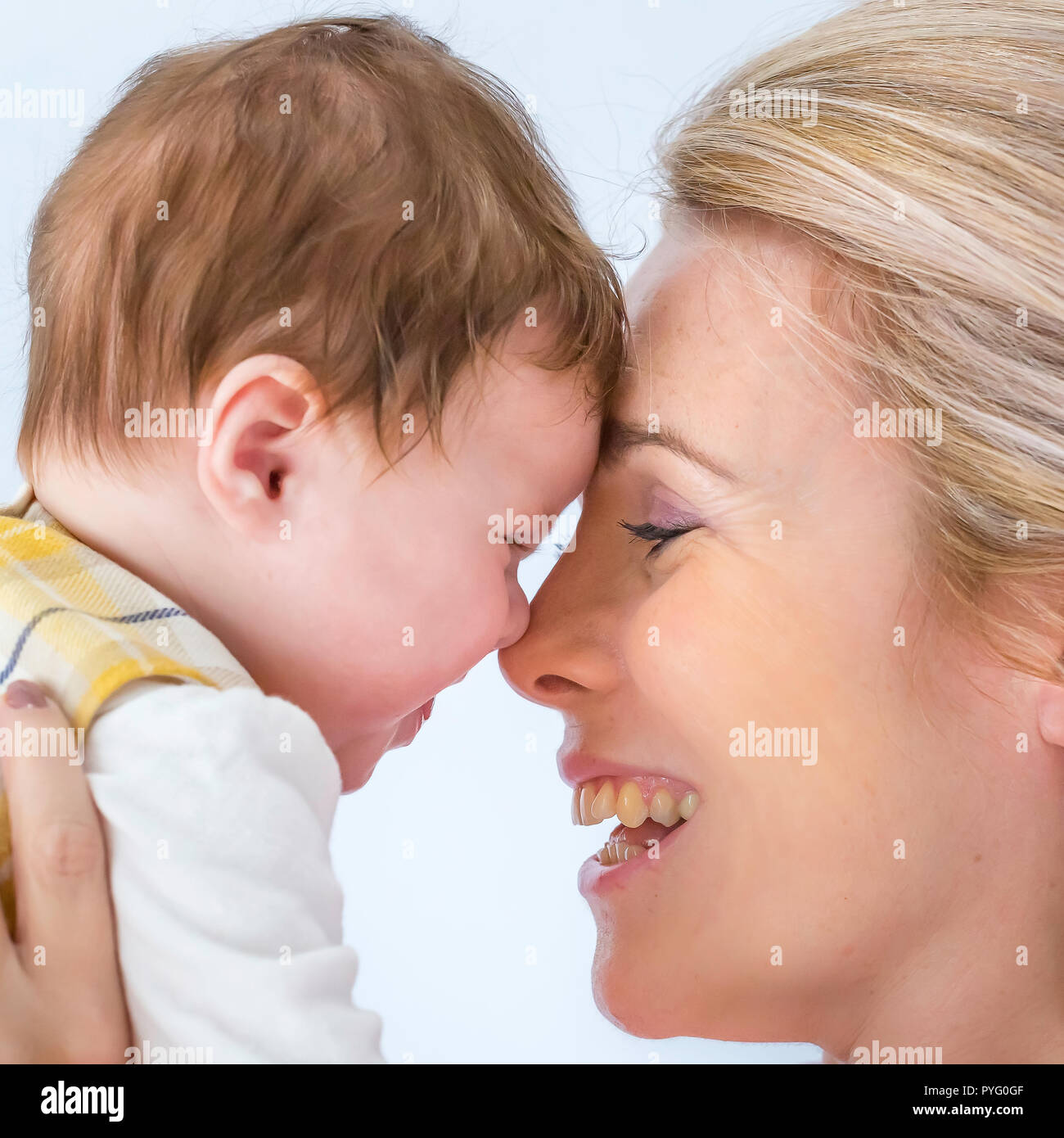 Eine glückliche Mutter und Baby von Angesicht zu Angesicht. Stockfoto