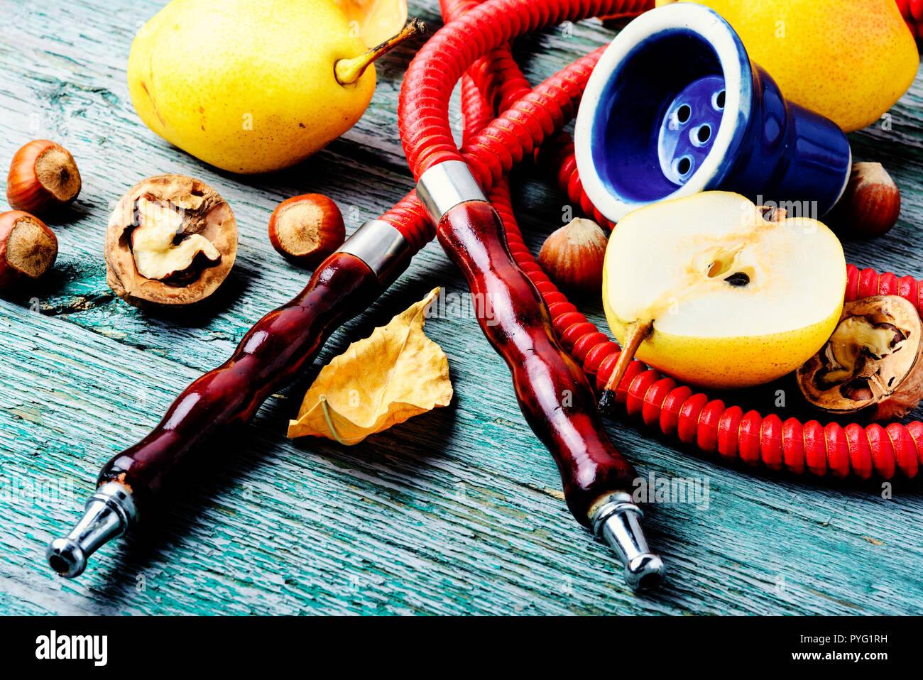 Oriental Rauchen Shisha Mit Zwei Mundstucke Mit Birne Geschmack Shisha Werbung Stockfotografie Alamy