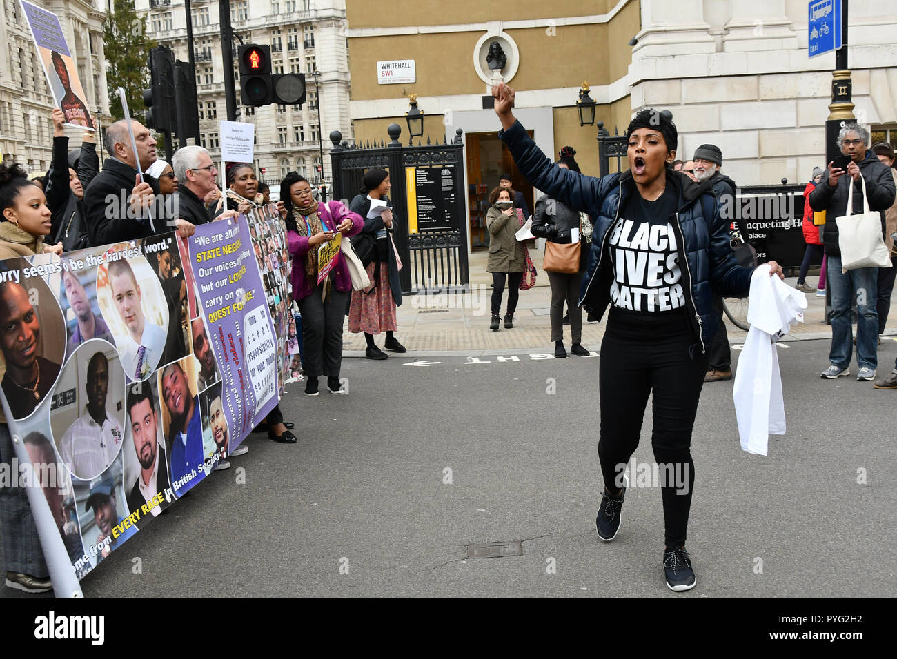 London, Großbritannien. 27. Oktober 2018. Opfer der Weißen, Schwarzen und Asiaten die Vereinigten Familien und Freunde Kampagne (UFFC) 20. Jahrestag Prozession März Downing Street Nachfrage bitten, fordern Gerechtigkeit für ihre Liebe durch Maßnahmen am 27. Oktober 2018, London, UK getötet. Bild Capital/Alamy leben Nachrichten Stockfoto