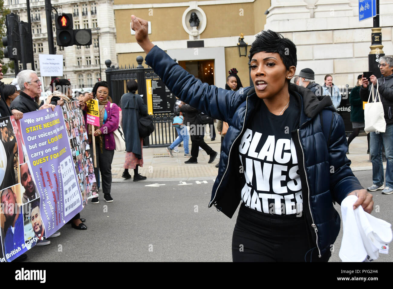 London, Großbritannien. 27. Oktober 2018. Opfer der Weißen, Schwarzen und Asiaten die Vereinigten Familien und Freunde Kampagne (UFFC) 20. Jahrestag Prozession März Downing Street Nachfrage bitten, fordern Gerechtigkeit für ihre Liebe durch Maßnahmen am 27. Oktober 2018, London, UK getötet. Bild Capital/Alamy leben Nachrichten Stockfoto