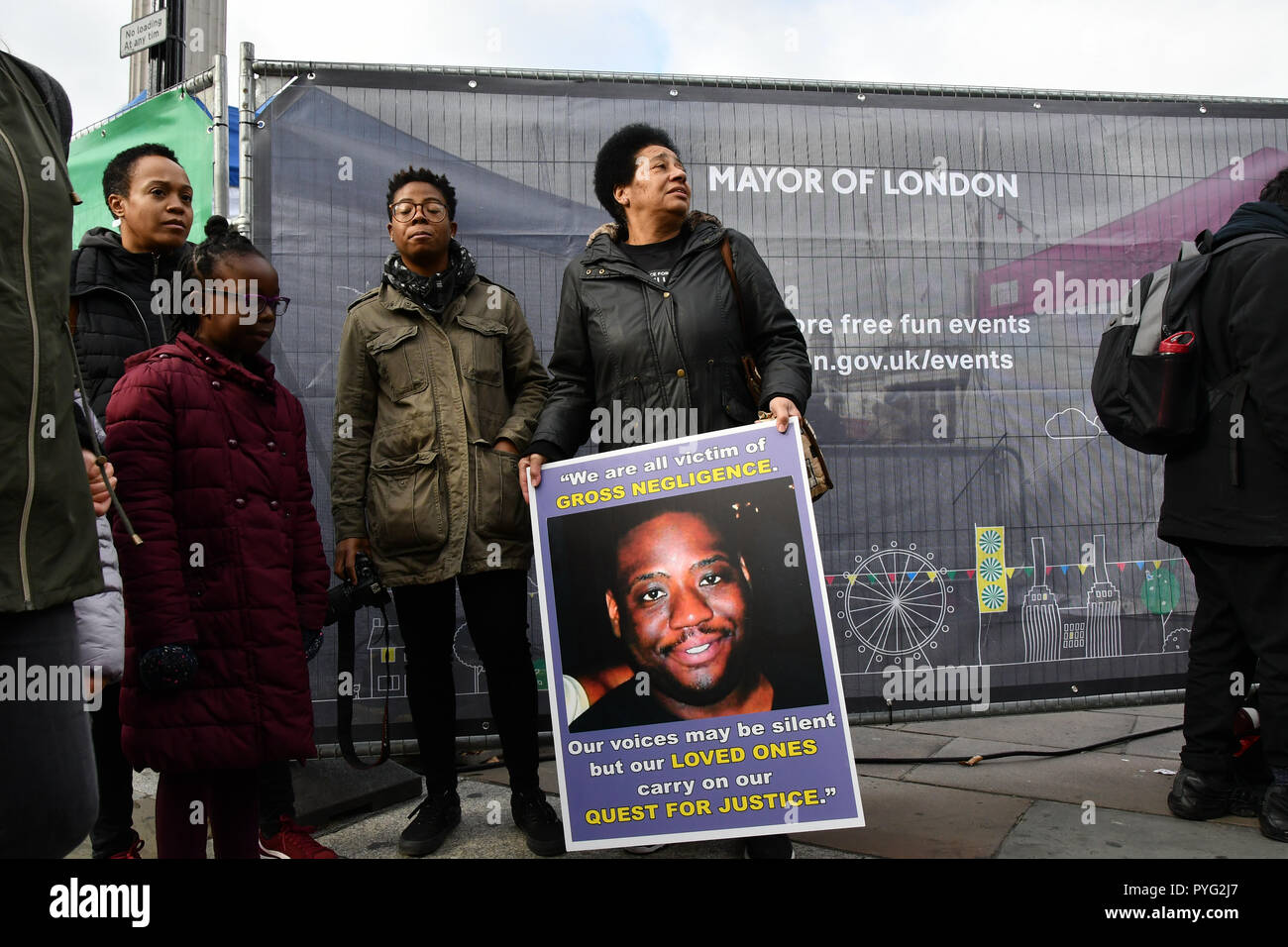 London, Großbritannien. 27. Oktober 2018. Opfer der Weißen, Schwarzen und Asiaten die Vereinigten Familien und Freunde Kampagne (UFFC) 20. Jahrestag Prozession März Downing Street Nachfrage bitten, fordern Gerechtigkeit für ihre Liebe durch Maßnahmen am 27. Oktober 2018, London, UK getötet. Bild Capital/Alamy leben Nachrichten Stockfoto