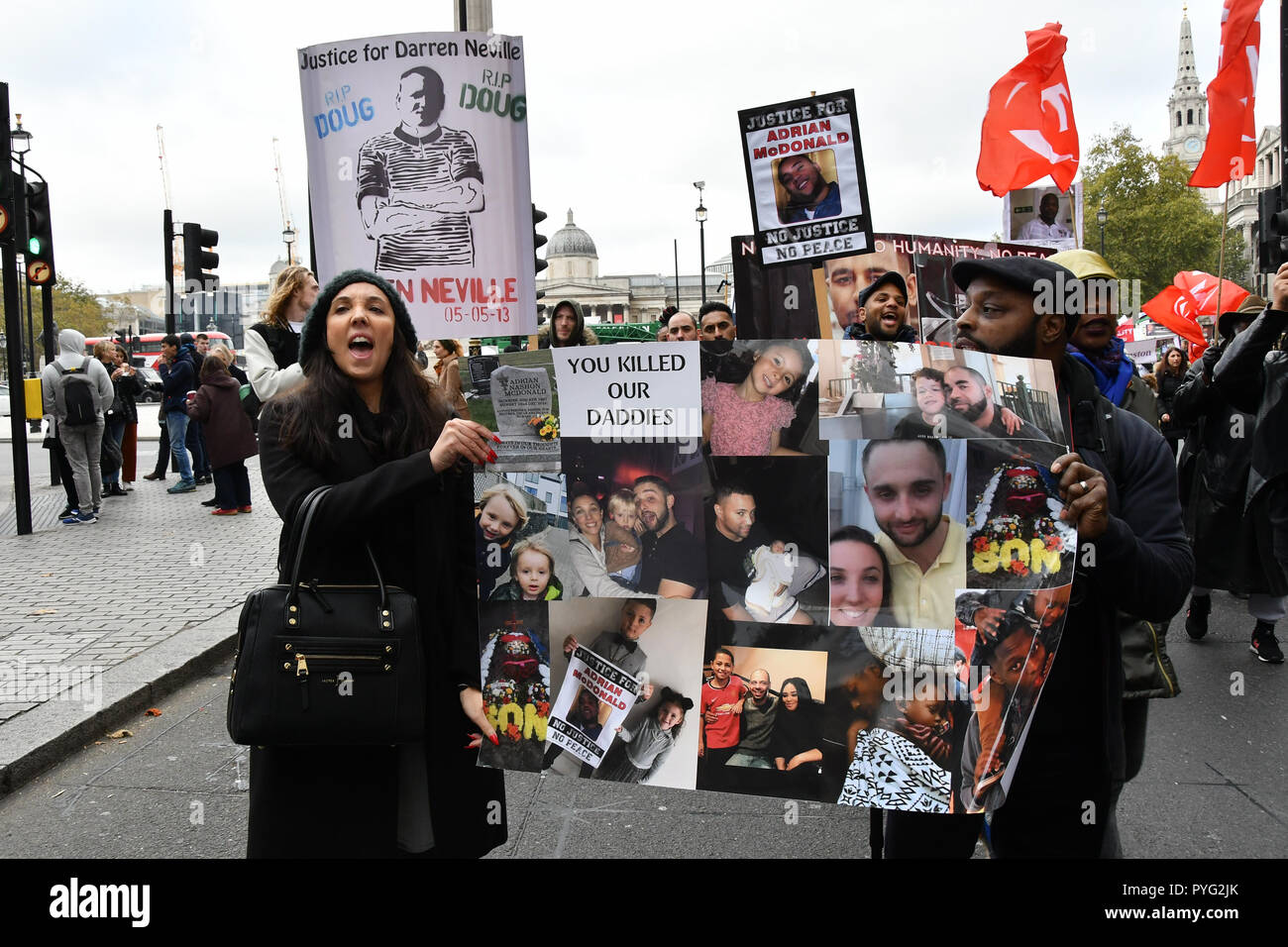 London, Großbritannien. 27. Oktober 2018. Opfer der Weißen, Schwarzen und Asiaten die Vereinigten Familien und Freunde Kampagne (UFFC) 20. Jahrestag Prozession März Downing Street Nachfrage bitten, fordern Gerechtigkeit für ihre Liebe durch Maßnahmen am 27. Oktober 2018, London, UK getötet. Bild Capital/Alamy leben Nachrichten Stockfoto