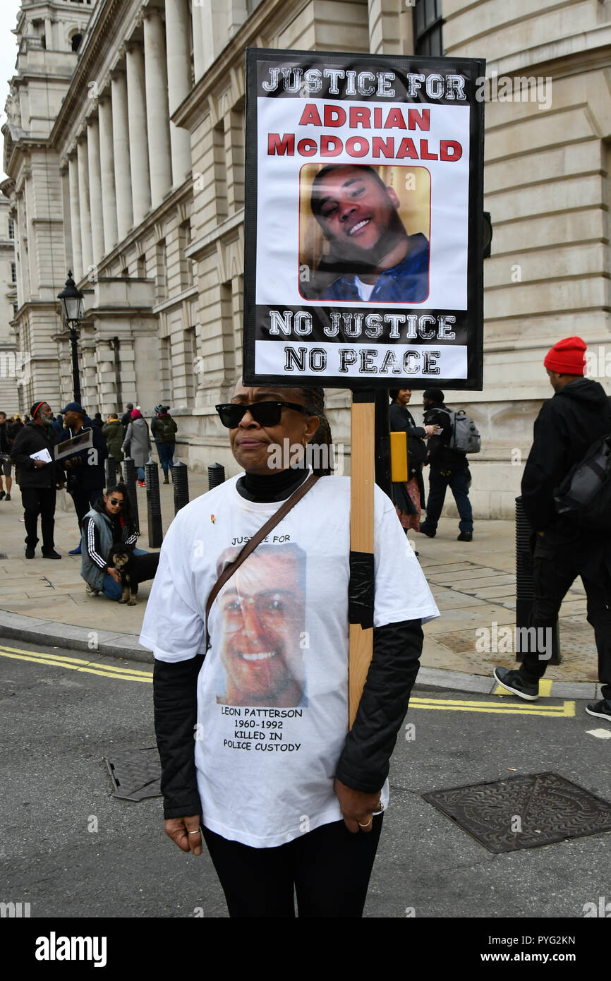 London, Großbritannien. 27. Oktober 2018. Opfer der Weißen, Schwarzen und Asiaten die Vereinigten Familien und Freunde Kampagne (UFFC) 20. Jahrestag Prozession März Downing Street Nachfrage bitten, fordern Gerechtigkeit für ihre Liebe durch Maßnahmen am 27. Oktober 2018, London, UK getötet. Bild Capital/Alamy leben Nachrichten Stockfoto