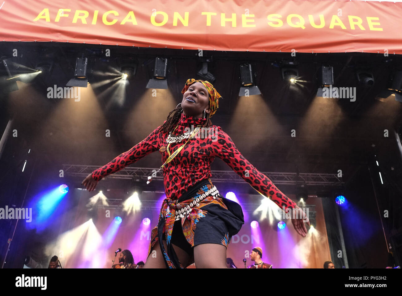 London, 27. Oktober 2018. Ein wesentlicher Teil der Bürgermeister von London's Black History Month Feiern, Tanz Gruppe Beeogo Yinga durchführen auf der Bühne des Festivals. Credit: Claire Doherty/Alamy leben Nachrichten Stockfoto