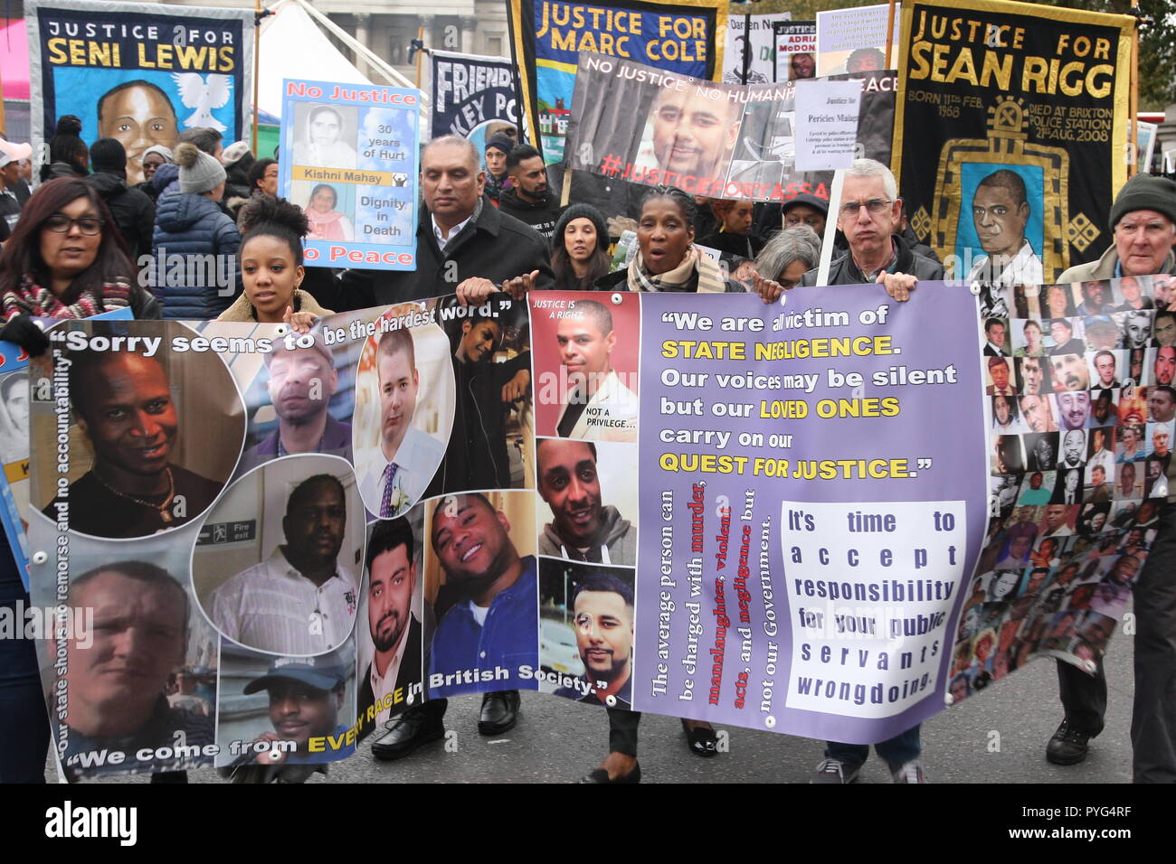 London, UK, 27. Oktober, 2018. Freunde, Verwandte und Unterstützer der Kampagne für Gerechtigkeit für die Menschen, die in der Haft gestorben, oder während sie verhaftet wurde, nehmen sie teil an der 20. jährlichen März durch die Vereinigten Familien und Freunde Kampagne organisiert. Der März geht von Trafalger Square Downing Street, wo eine Petition übergeben wird. Roland Ravenhill/Alamy Leben Nachrichten. Stockfoto