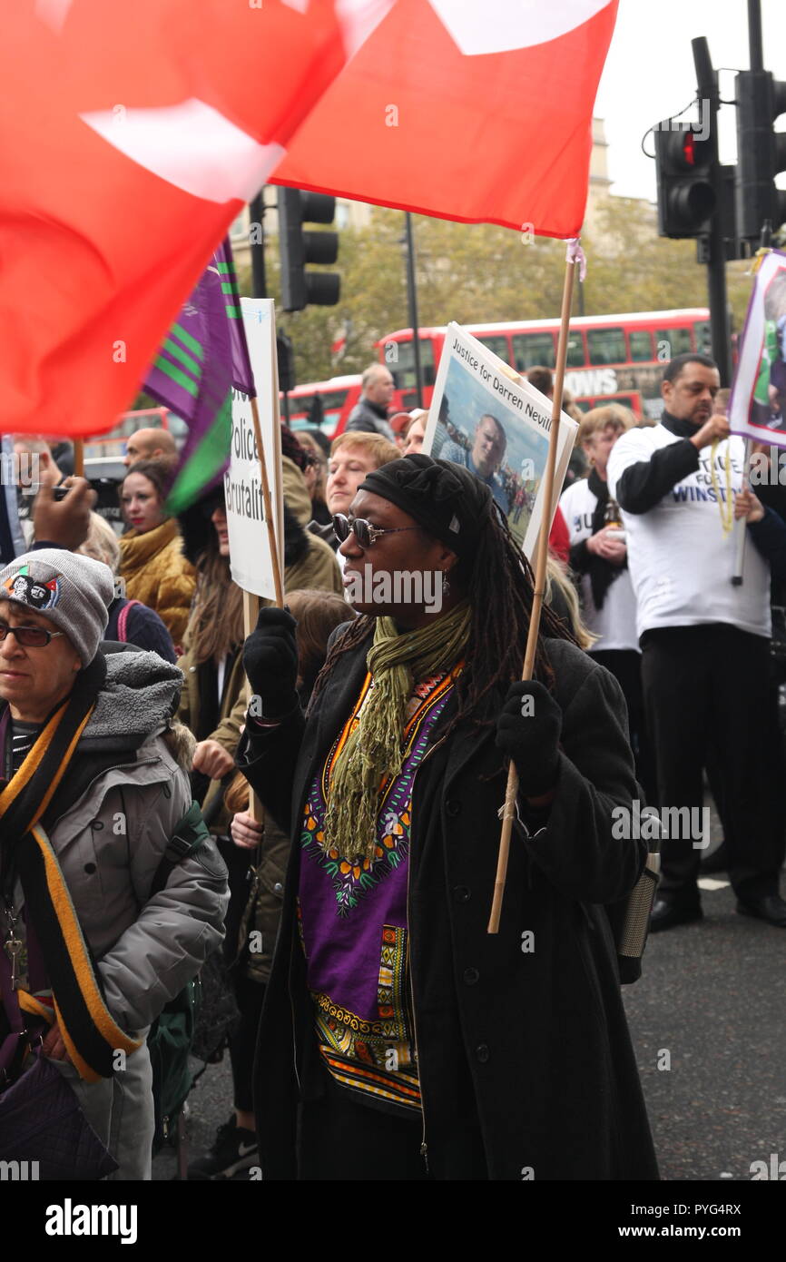 London, UK, 27. Oktober, 2018. Freunde, Verwandte und Unterstützer der Kampagne für Gerechtigkeit für die Menschen, die in der Haft gestorben, oder während sie verhaftet wurde, nehmen sie teil an der 20. jährlichen März durch die Vereinigten Familien und Freunde Kampagne organisiert. Der März geht von Trafalger Square Downing Street, wo eine Petition übergeben wird. Roland Ravenhill/Alamy Leben Nachrichten. Stockfoto