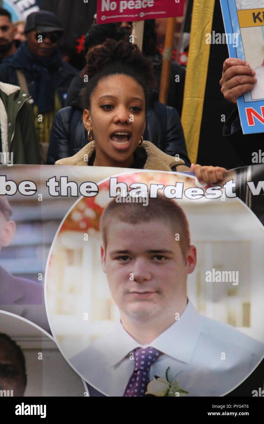 London, UK, 27. Oktober, 2018. Freunde, Verwandte und Unterstützer der Kampagne für Gerechtigkeit für die Menschen, die in der Haft gestorben, oder während sie verhaftet wurde, nehmen sie teil an der 20. jährlichen März durch die Vereinigten Familien und Freunde Kampagne organisiert. Der März geht von Trafalger Square Downing Street, wo eine Petition übergeben wird. Roland Ravenhill/Alamy Leben Nachrichten. Stockfoto