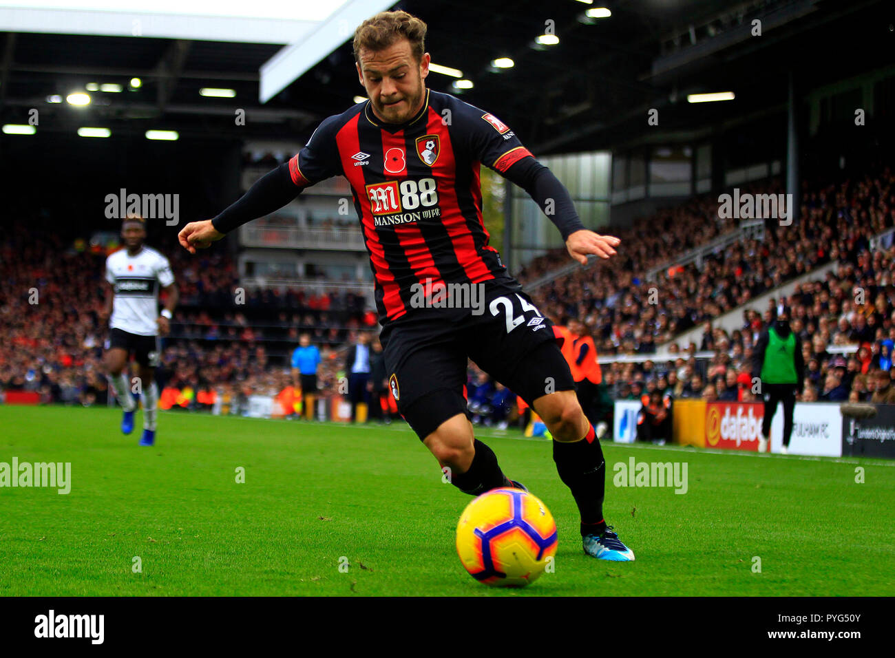 London, Großbritannien. 27. Oktober 2018. Ryan Fraser von Bournemouth in Aktion. Premier League match, Fulham v AFC Bournemouth im Craven Cottage in London am Samstag, den 27. Oktober 2018. Dieses Bild dürfen nur für redaktionelle Zwecke verwendet werden. Nur die redaktionelle Nutzung, eine Lizenz für die gewerbliche Nutzung erforderlich. Keine Verwendung in Wetten, Spiele oder einer einzelnen Verein/Liga/player Publikationen. pic von Steffan Bowen/Andrew Orchard sport Fotografie/Alamy leben Nachrichten Stockfoto