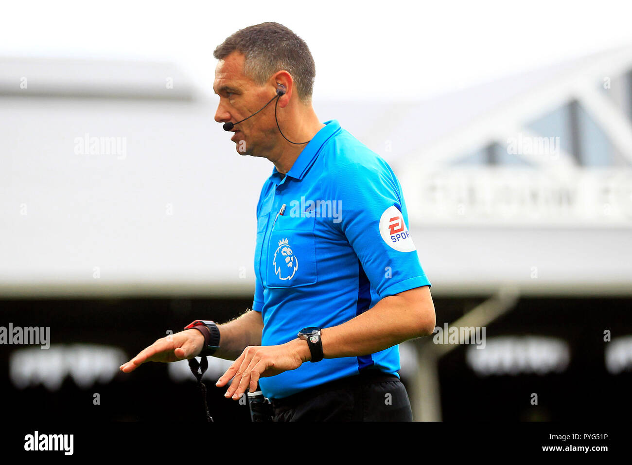 London, Großbritannien. 27. Oktober 2018. Schiedsrichter Andre Marriner in Aktion. Premier League match, Fulham v AFC Bournemouth im Craven Cottage in London am Samstag, den 27. Oktober 2018. Dieses Bild dürfen nur für redaktionelle Zwecke verwendet werden. Nur die redaktionelle Nutzung, eine Lizenz für die gewerbliche Nutzung erforderlich. Keine Verwendung in Wetten, Spiele oder einer einzelnen Verein/Liga/player Publikationen. pic von Steffan Bowen/Andrew Orchard sport Fotografie/Alamy leben Nachrichten Stockfoto