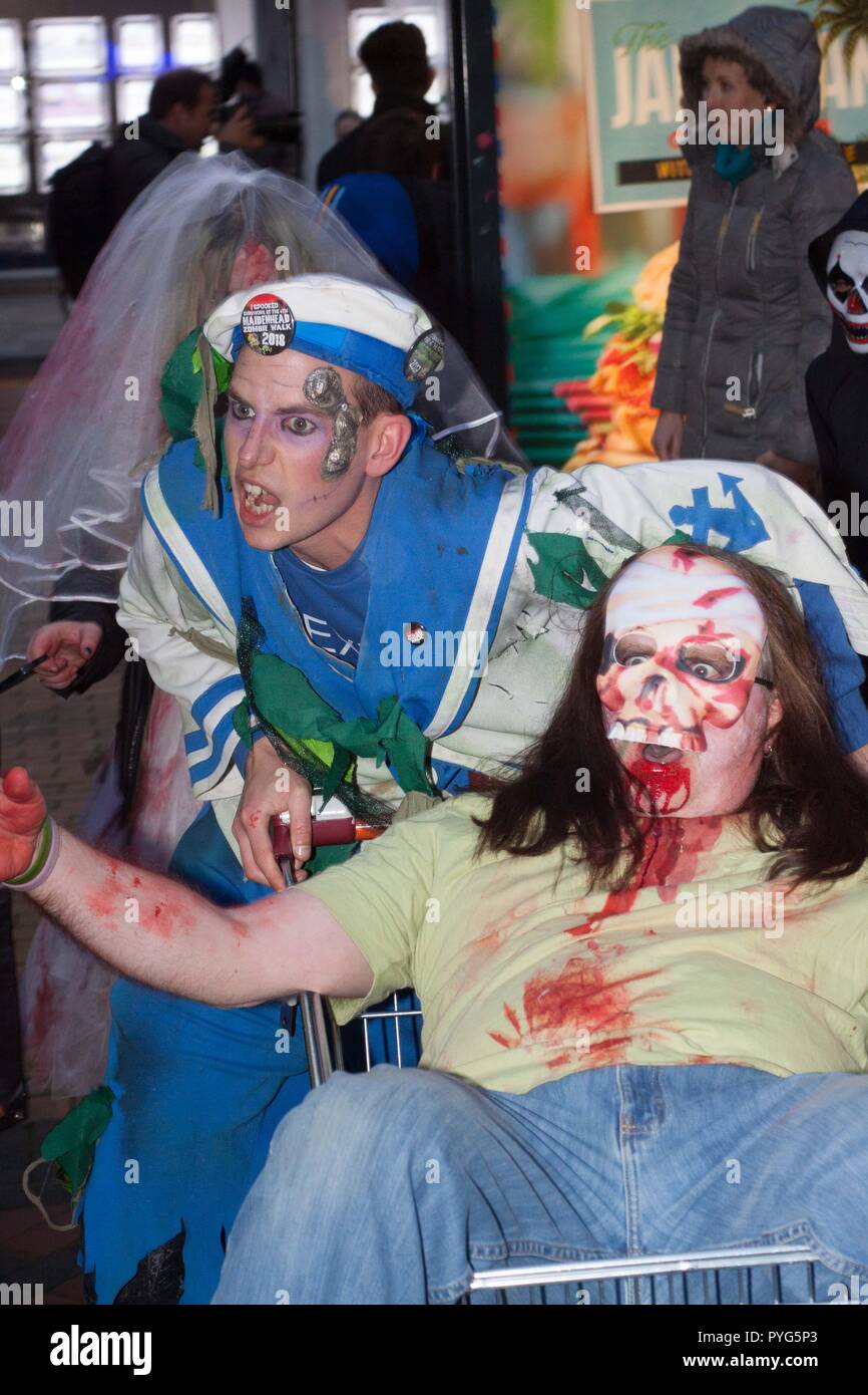 Maidenhead, Großbritannien. 27. Oktober 2018. Maidenhead, Großbritannien - 6 70563 Zombie Walk Credit: Andrew Spiers/Alamy leben Nachrichten Stockfoto