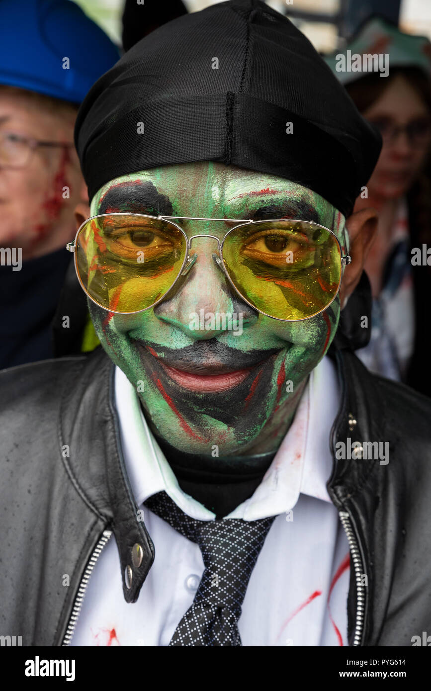 Bristol, UK. 27. Oktober 2018. Bristol Zombie Walk. Die blutigen Blut spritzt Untoten überfallen Bristols Stadtzentrum für die 11 Zombie Walk. Credit: Stephen Bell/Alamy Leben Nachrichten. Stockfoto