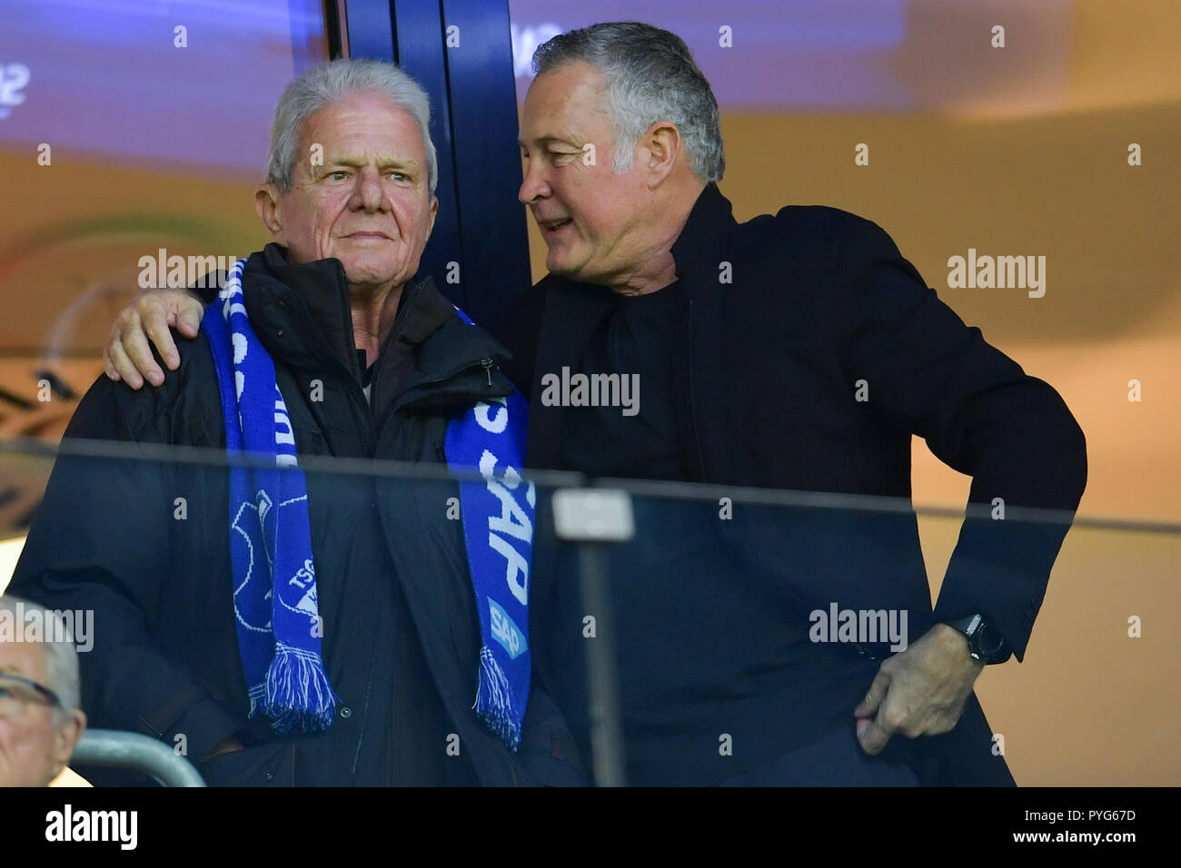 27 Oktober 2018, Baden-Württemberg, Sinsheim: 27. Oktober 2018, Deutschland, Sinsheim: Fußball: Bundesliga 1899 Hoffenheim - VfB Stuttgart, 9. Spieltag, in der Rhein-Neckar-Arena. Die HOFFENHEIMER Mäzen Dietmar Hopp (L) und der Unternehmer Juergen B. Härter sprechen in der Haupttribüne. Foto: Uwe Anspach/dpa - WICHTIGER HINWEIS: DFL d DFB-Vorschriften die Verwendung von Fotografien als Bildsequenzen und/oder quasi-Video zu verbieten. Stockfoto