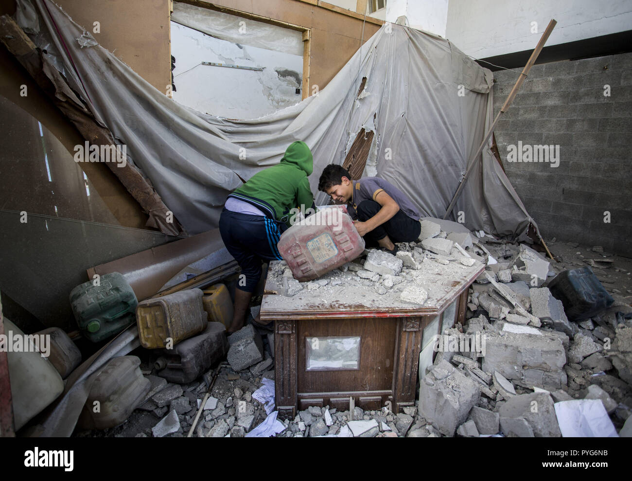 Gaza, Gazastreifen. 27 Okt, 2018. Menschen untersuchen Sie die Trümmer ...