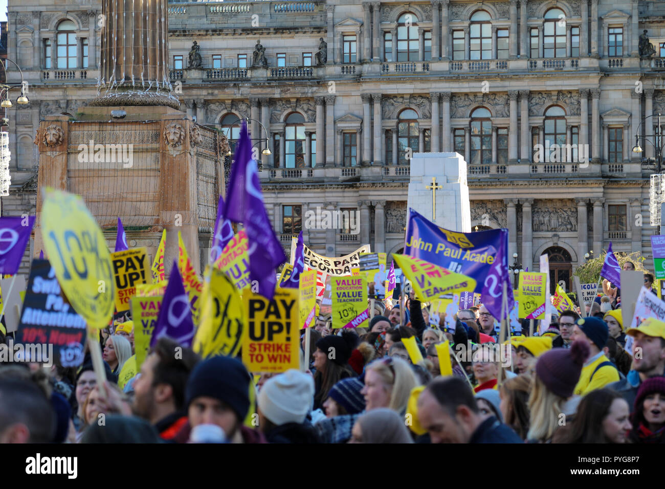 Die Mitglieder des Pädagogischen Instituts von Schottland, die EIS, haben die Inszenierung einer Demonstration über Zahlen. Das Institut fordert einen 10%igen Anstieg der Zahl von der schottischen Regierung. Tausende von Mitgliedern marschierten von Kelvingrove Park in West End der Stadt George Square, wo eine Rallye stattfand. Stockfoto