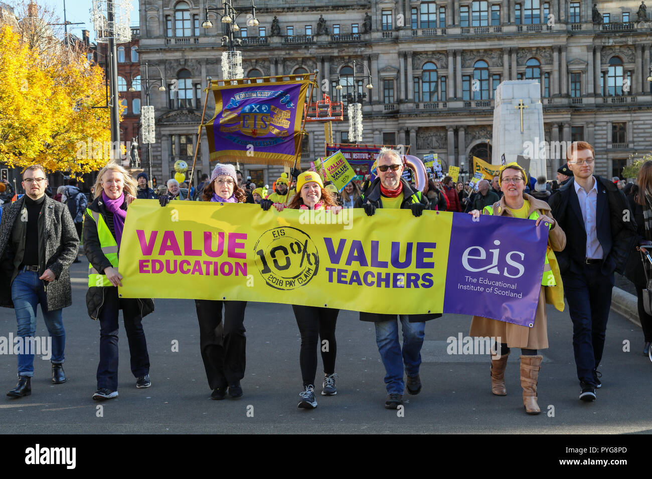 Die Mitglieder des Pädagogischen Instituts von Schottland, die EIS, haben die Inszenierung einer Demonstration über Zahlen. Das Institut fordert einen 10%igen Anstieg der Zahl von der schottischen Regierung. Tausende von Mitgliedern marschierten von Kelvingrove Park in West End der Stadt George Square, wo eine Rallye stattfand. Stockfoto