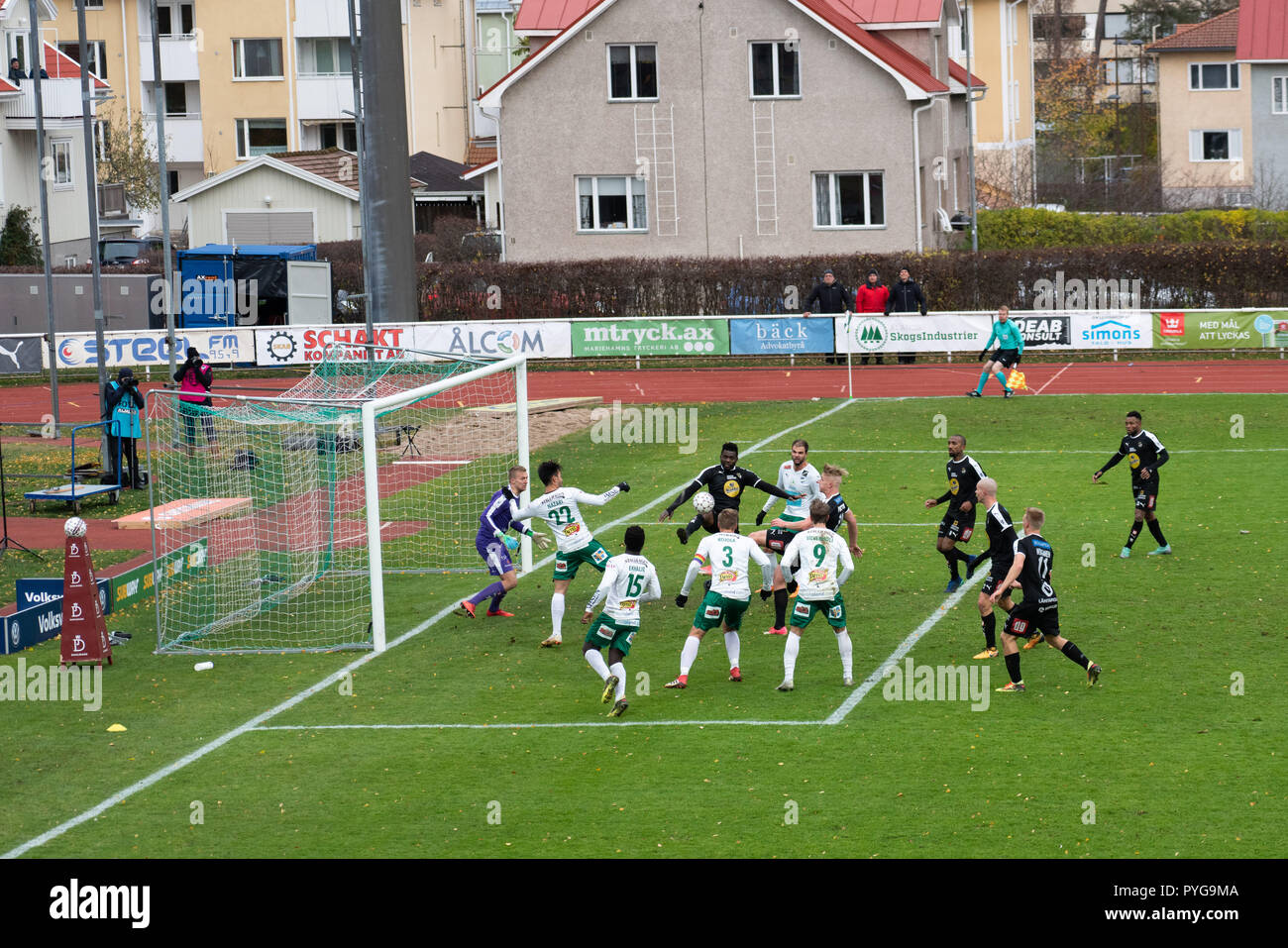 Wiklöf Holding Arena, Mariehamn, Åland, Finnland, 27. Oktober 2018. Die Crunch abschließenden Spiel der Finnischen Fußball-Saison. IFK Mariehamn benötigt eine win Top Flug Fußball zu garantieren. Kuopio benötigt einen Sieg den dritten Platz zu sichern und Europa League Fußball nächste Saison. Kuopio gewann 2-1. Trotz des Verlustes von Mariehamn relegation entgangen, weil auch andere Mannschaften am letzten Tag verloren. Im Bild: einer von vielen goalmouth kriecht in der ersten Hälfte. Bild: Rob Watkins/Alamy News: Rob Watkins/Alamy leben Nachrichten Stockfoto