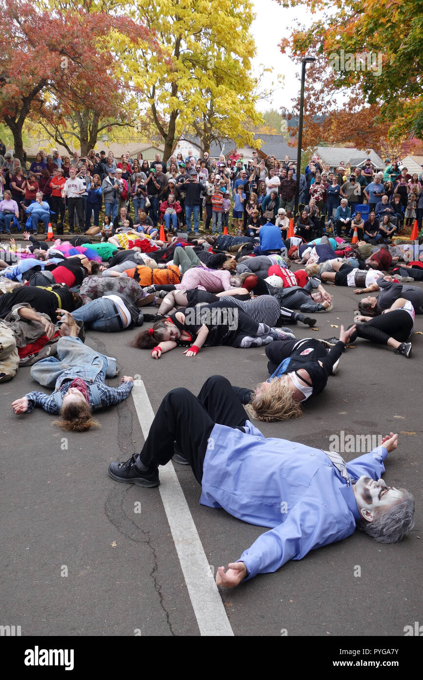 Eugene, Oregon, USA. 27. Oktober, 2018. Die Teilnehmer in der "Thrill", gekleidet wie Zombies, versuch, den Weltrekord für die größte gleichzeitige Tanz zu Michael Jacksons "Thriller", in Eugene, Oregon zu brechen. Copyright: Gina Kelly/Alamy leben Nachrichten Stockfoto