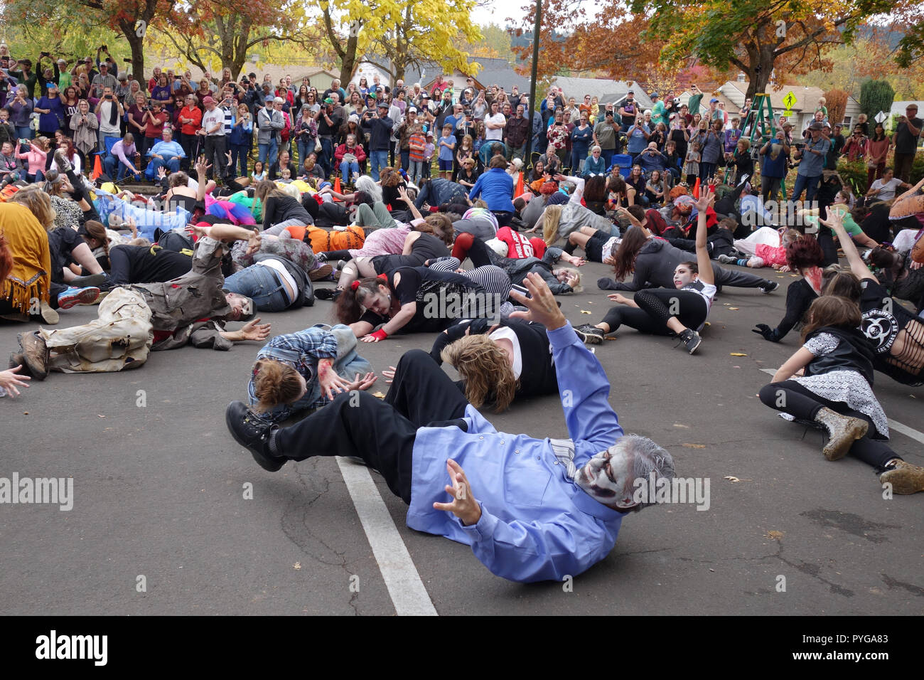 Eugene, Oregon, USA. 27. Oktober, 2018. Die Teilnehmer in der "Thrill", gekleidet wie Zombies, versuch, den Weltrekord für die größte gleichzeitige Tanz zu Michael Jacksons "Thriller", in Eugene, Oregon zu brechen. Copyright: Gina Kelly/Alamy leben Nachrichten Stockfoto