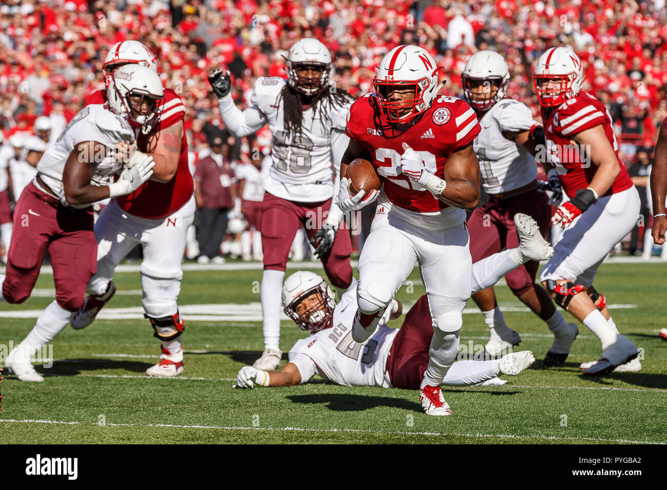 Lincoln, Nebraska, USA. 27. Okt 2018. Nebraska Cornhuskers zurück laufen Devine Ozigbo #22 in Aktion während der NCAA Division 1 Football Game zwischen Cookman Wildkatzen und den Nebraska Cornhuskers bei Memorial Stadium in Lincoln, NE. . Teilnahme: 88,735. Nebraska gewann 45-9. Michael Spomer/Cal Sport Media Stockfoto