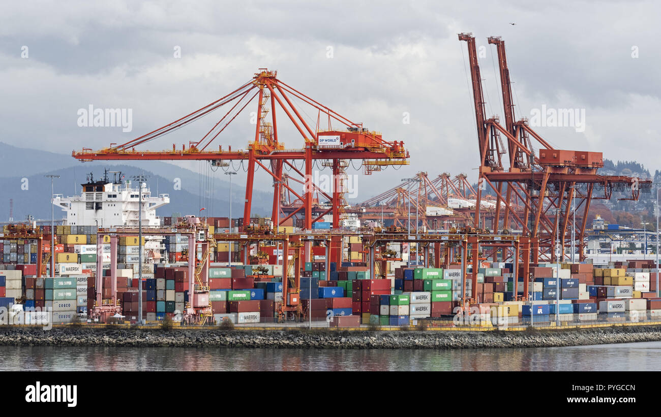 Vancouver, British Columbia, Kanada. 26 Okt, 2018. Portalkräne und Transportbehälter an centerm Container Anlage auf Vancouver Downtown Waterfront. Der Hafen von Vancouver Werk ist durch DP World Vancouver betrieben. Im Hintergrund, Portalkrane an Vanterm, einem anderen Container Anlage in der Innenstadt Vancouvers Hafen. Credit: bayne Stanley/ZUMA Draht/Alamy leben Nachrichten Stockfoto