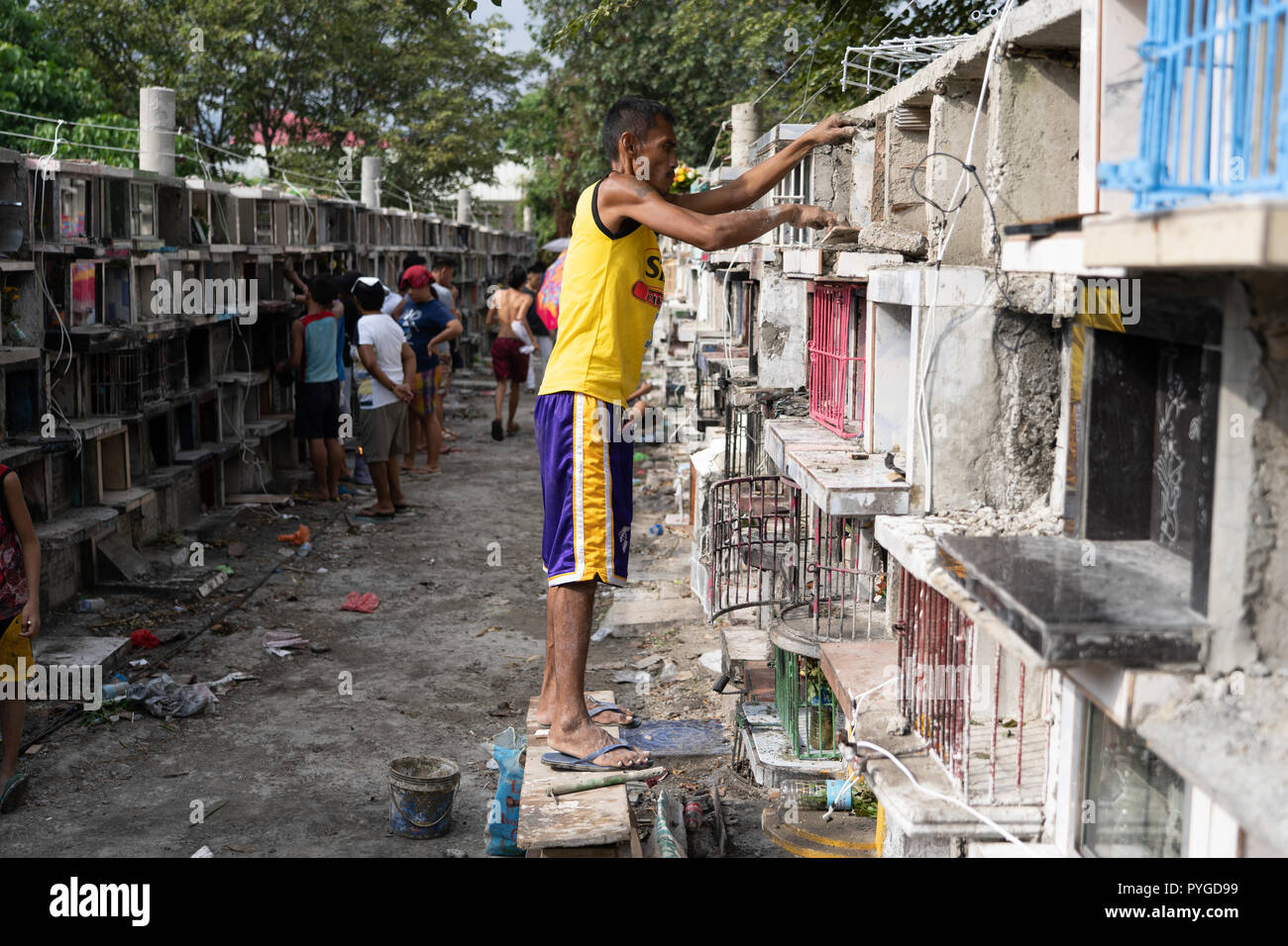 Cebu City, Philippinen. 28. Okt 2018. Calamba Friedhof, Cebu City. Über die Philippinen in der kommenden Woche von Millionen Filipinos feiert Allerheiligen/Allerseelen. Zur Vorbereitung der Veranstaltung Gräber von Angehörigen besucht werden & renoviert. Quelle: bildergallerie 2/Alamy leben Nachrichten Stockfoto